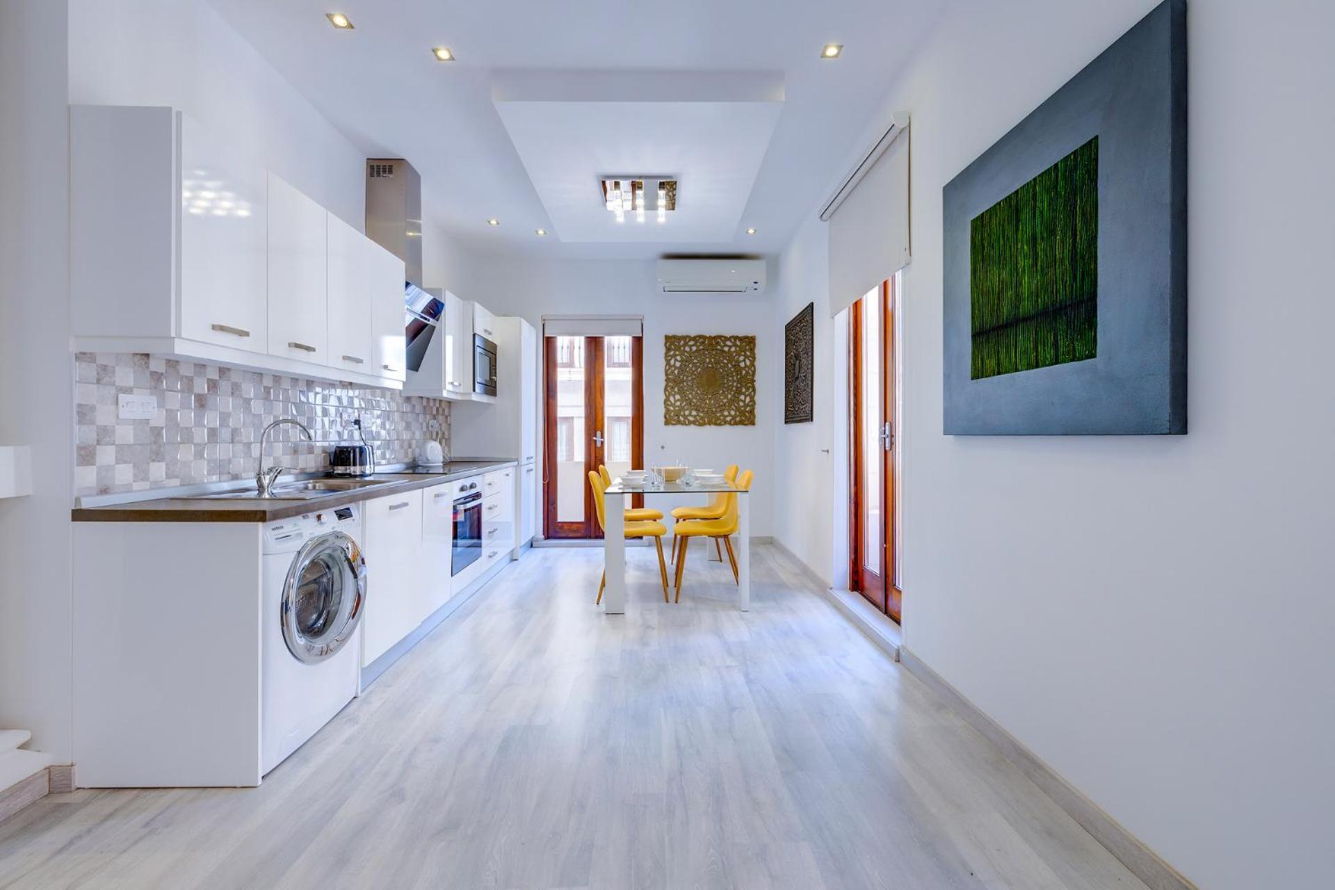 Апартаменты Stylish 2br Apart, Steps Away From The *